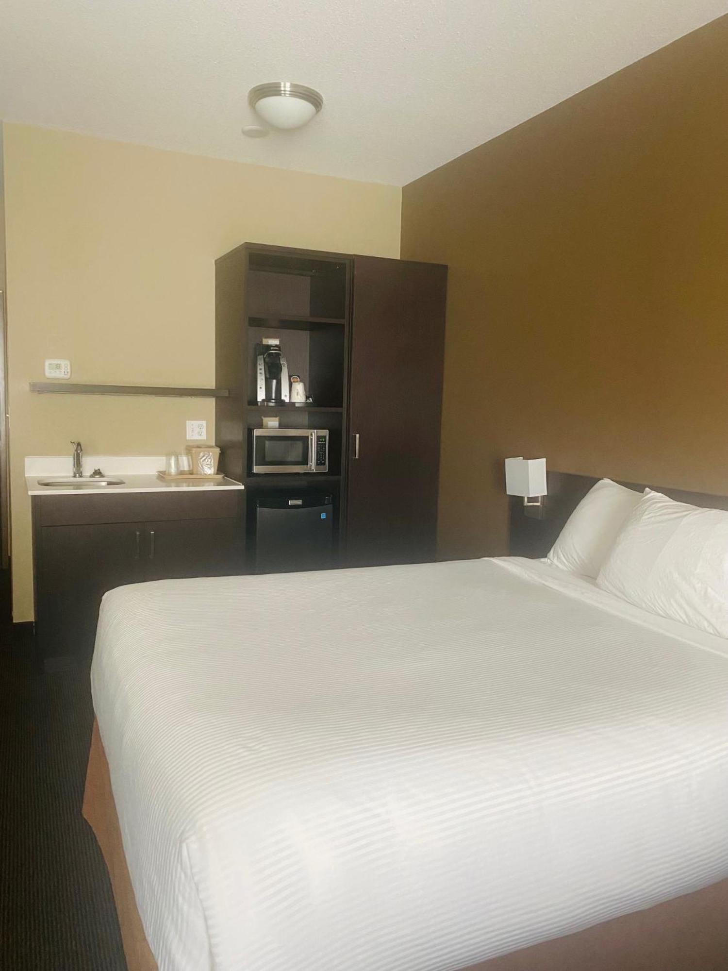 Microtel Inn & Suites By Wyndham Whitecourt Eksteriør bilde