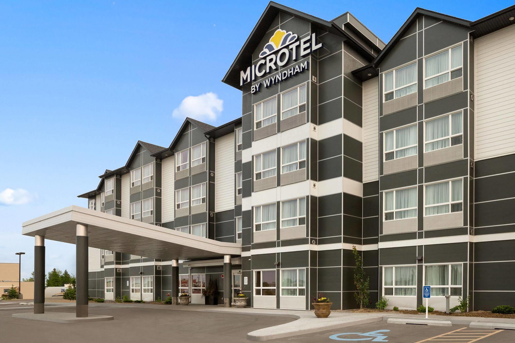 Microtel Inn & Suites By Wyndham Whitecourt Eksteriør bilde